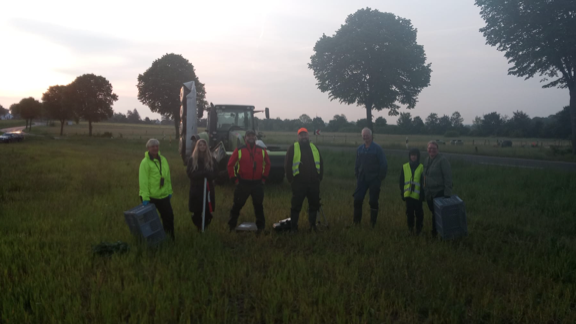 Das Team mit einem Landwirt nach der Suche